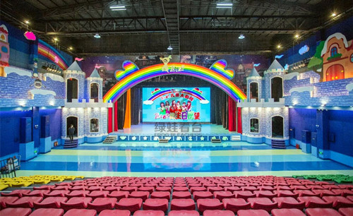 綠蛙看臺跳進(jìn)了亞特蘭親子酒店的BIBI歡樂城堡