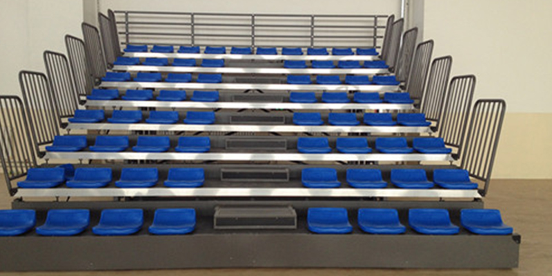 綠蛙看臺(tái)遠(yuǎn)赴西北古老城市喀什，打造民語(yǔ)高中伸縮看臺(tái)