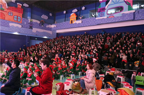 綠蛙看臺跳進(jìn)了亞特蘭親子酒店的BIBI歡樂城堡