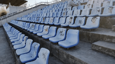 最美風景線！老舊體育場座椅重換新顏！但根本上要更換新的座椅