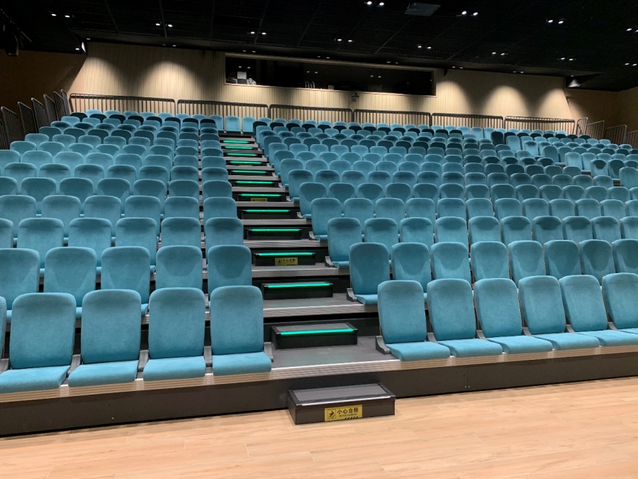 伸縮看臺尺寸與觀眾容量規(guī)劃