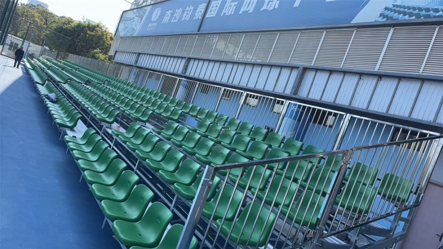 備戰(zhàn)全運會，南沙體育館網(wǎng)球場室外拼裝看臺安裝完畢