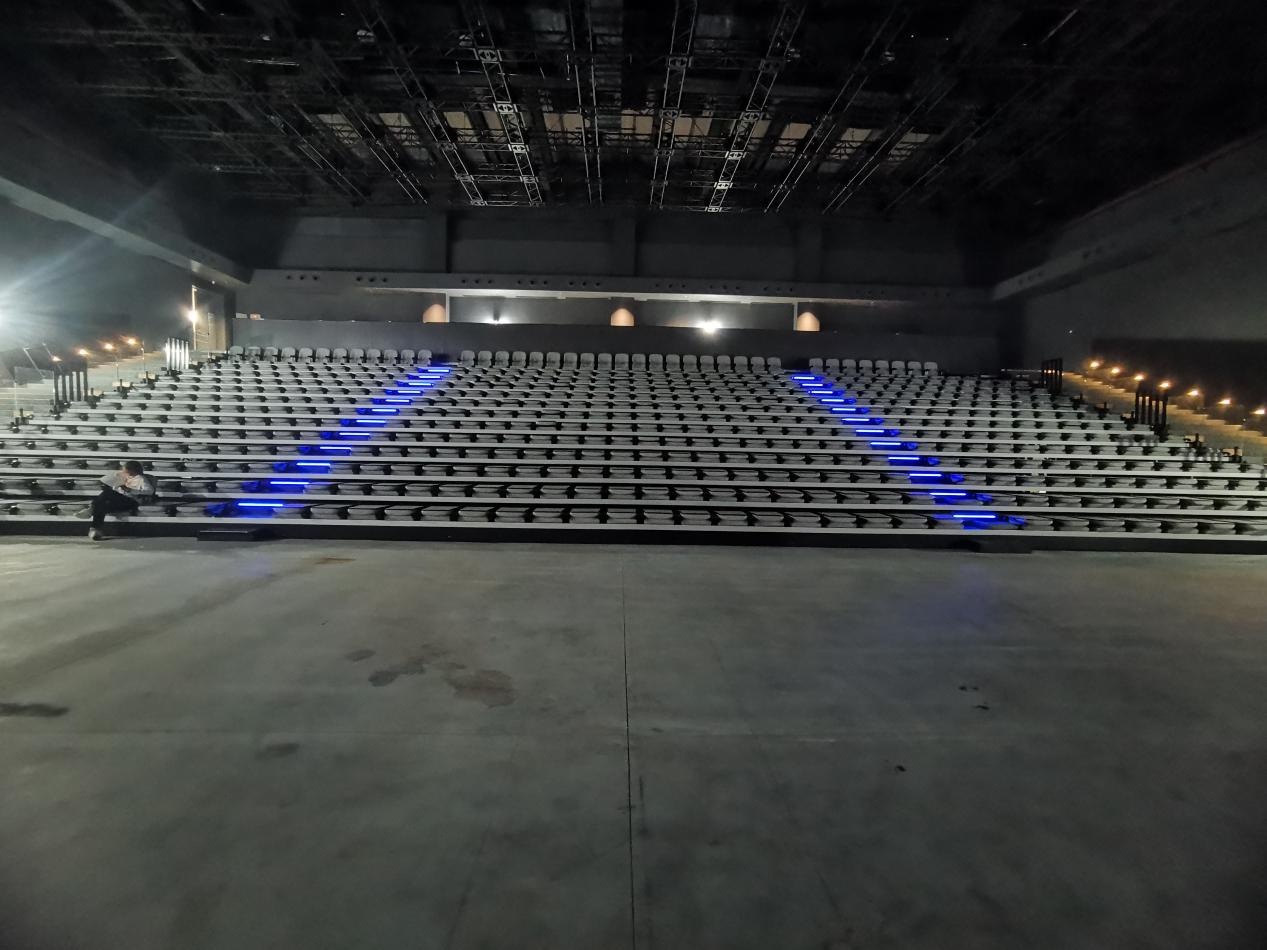 綠蛙看臺(tái)完成清遠(yuǎn)百嘉數(shù)字聲光產(chǎn)業(yè)園多功能展廳看臺(tái)座椅項(xiàng)目